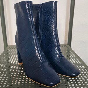 Blue Croc Size 6 Women's Shoes - barely worn